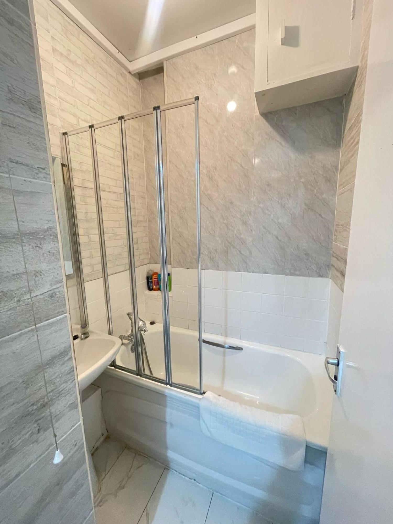 Lovely 2 Bed Flat 2 Floor Miles London Exteriör bild