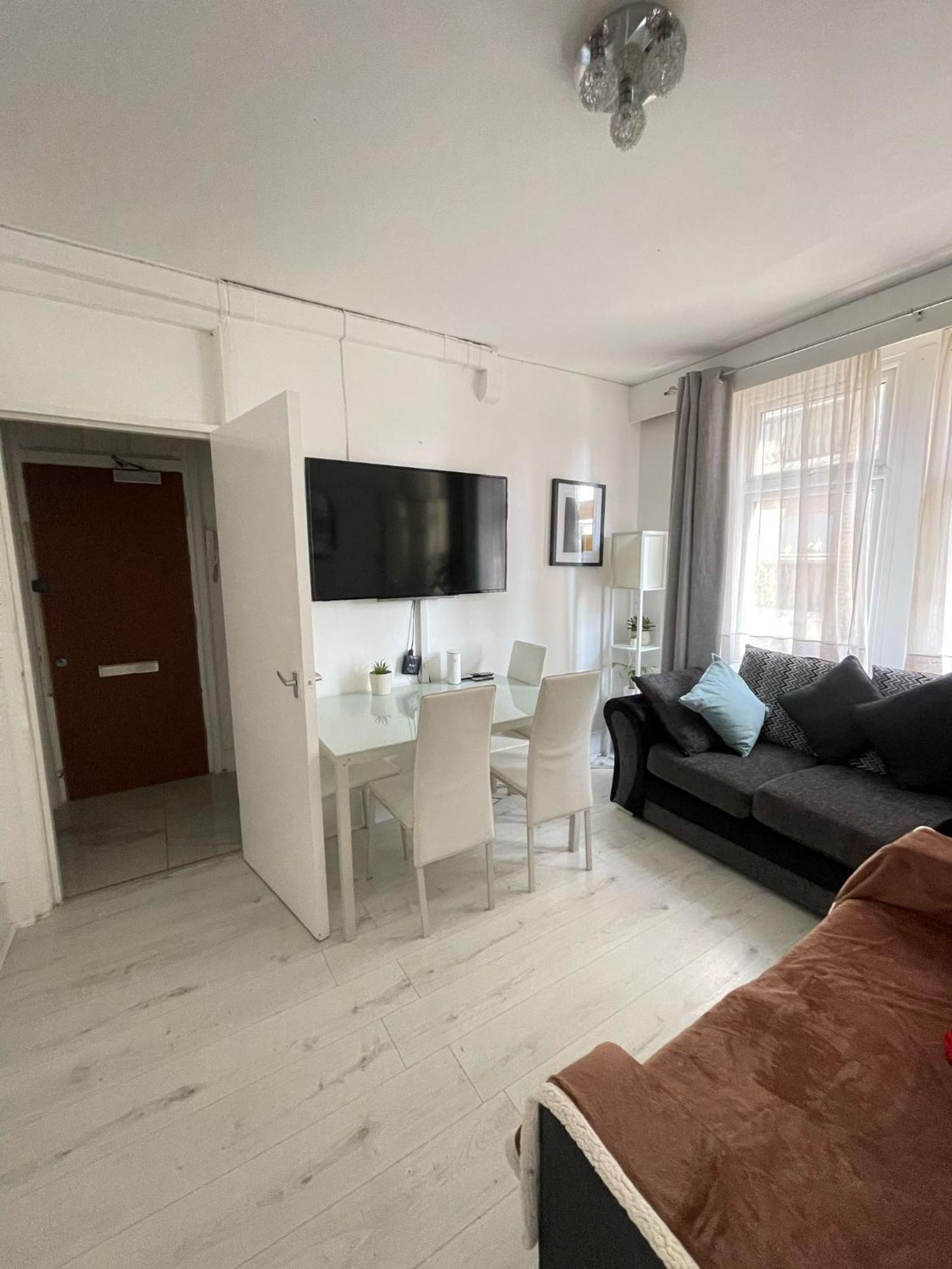 Lovely 2 Bed Flat 2 Floor Miles London Exteriör bild
